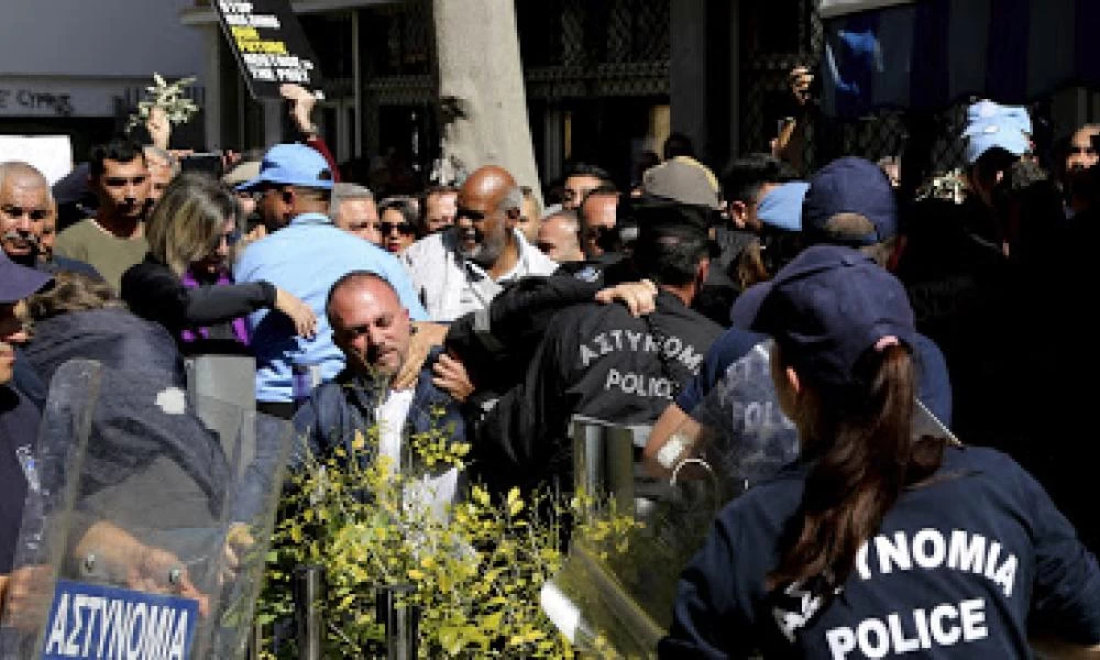 Κύπρος: Επεισόδια στο οδόφραγμα της Λήδρας - Τραυματίστηκαν αστυνομικοί